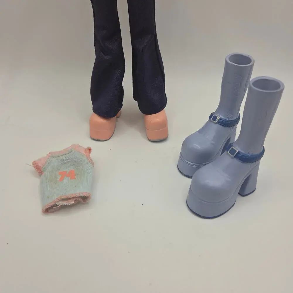 Vintage 2002 Bratz Flaunt It Cloe Doll with Original Clothes Shoes + Bag